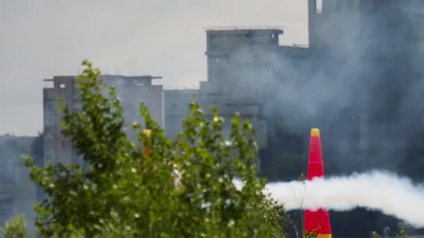 Cascades dans l'air d'un avion de sport — Video