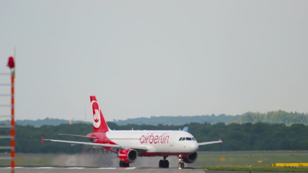 AirBerlin anländer till Düsseldorf — Stockvideo