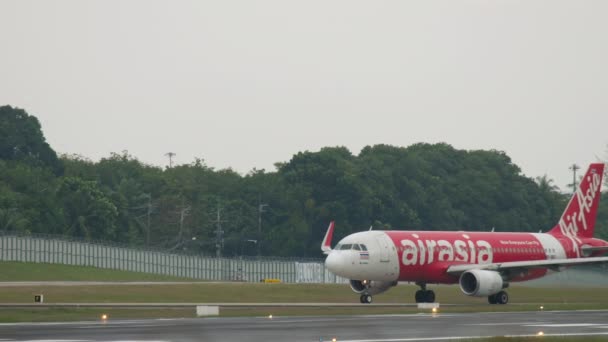 Tanie linie lotnicze AirAsia na pasie startowym — Wideo stockowe