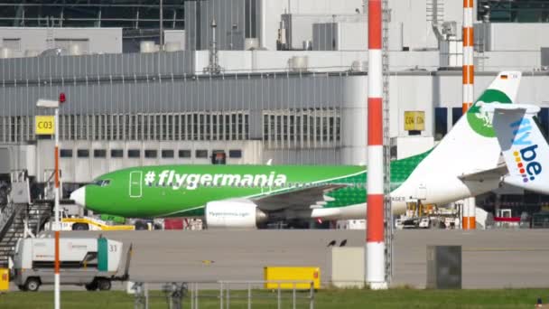 Boeing 737 Germania тянет трактор — стоковое видео