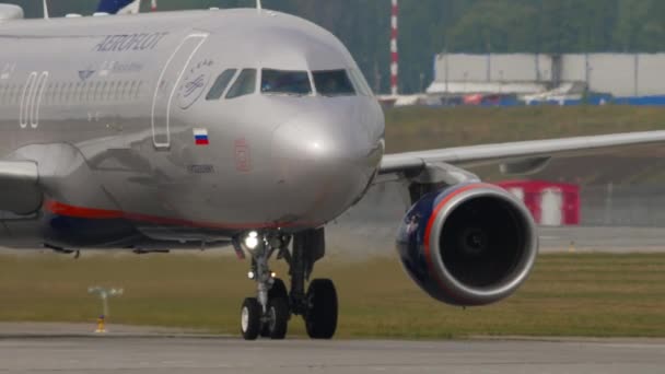 Gros plan, Aeroflot sur la voie de circulation — Video