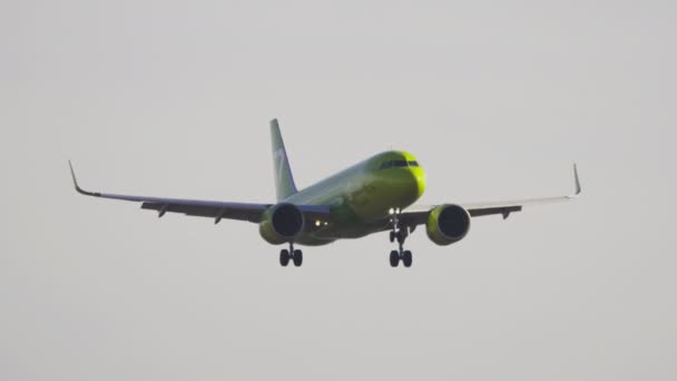 Aterrizaje del avión de pasajeros S7 Airlines — Vídeos de Stock