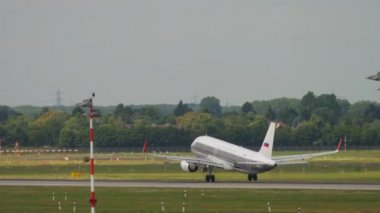 Uçak kalkıyor, dikiz aynasından