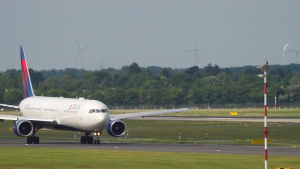 Delta Airlines na lotnisku w Dusseldorfie — Wideo stockowe