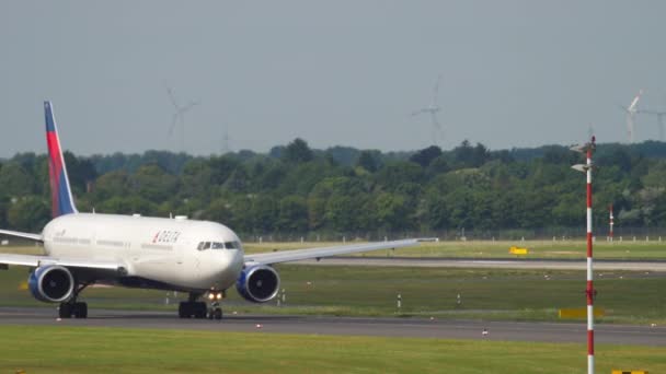 Delta Airlines en el aeropuerto de Dusseldorf — Vídeos de Stock