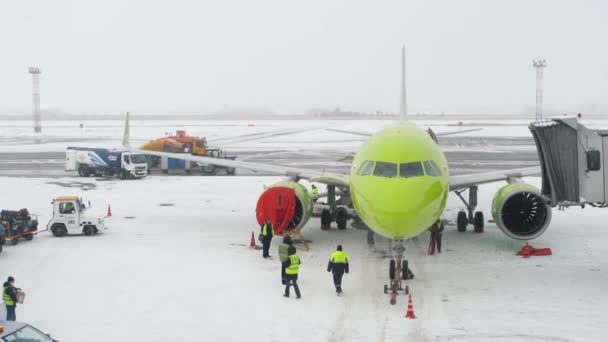 Аеродром сніжного зимового дня. — стокове відео