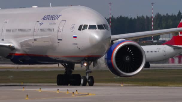 Énorme Boeing 777, vue de face — Video