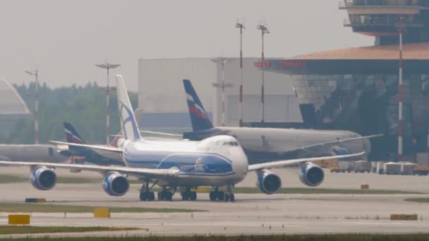 空运及空运货物在滑行道上 — 图库视频影像