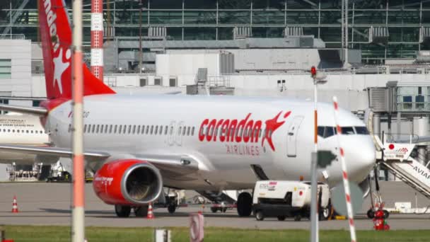 Corendon Airlines bediend voor vertrek — Stockvideo