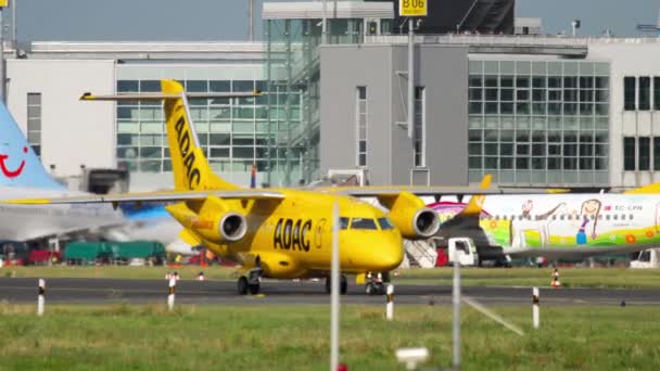 Dornier 328 de Aero-Dienst taxiing — Vídeos de Stock