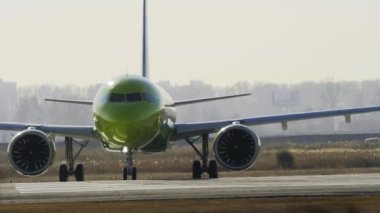 S7 Havayolları pistte.