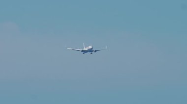 Jet uçuyor, uzak ihtimal.