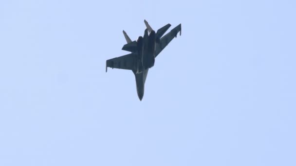 Samolot wojskowy leci na niebie. — Wideo stockowe