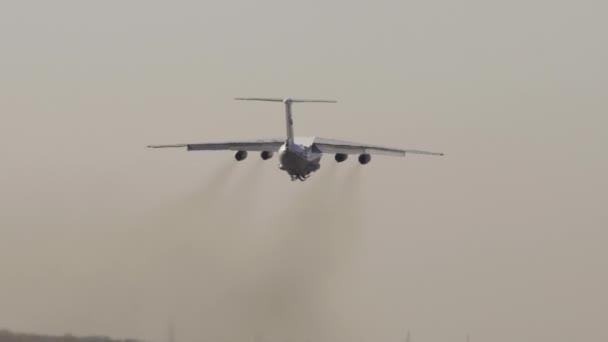 Tunga militära transportflygplan lyfter — Stockvideo