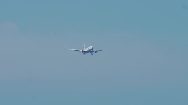 Letadlo letí, střela naslepo — Stock video