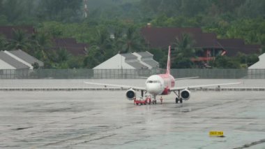 Hava sahasındaki uçak yağmurda