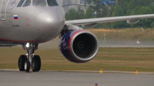 Aeroflot taxiën en draaien — Stockvideo