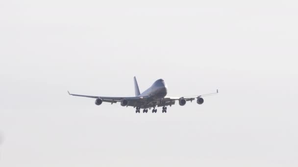 Un énorme jumbo jet descend à l'atterrissage — Video