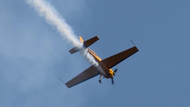 Легкомоторные спортивные самолеты в полете — стоковое видео