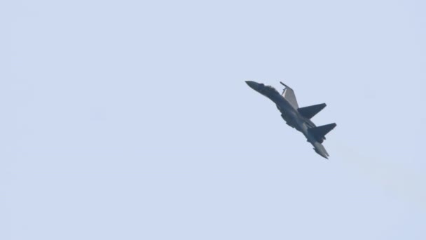 Militair vliegtuig vliegt in de lucht — Stockvideo