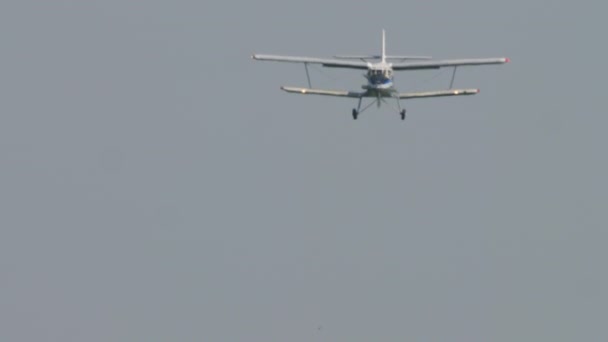 Leichtmotoriger Doppeldecker fliegt, Frontansicht — Stockvideo