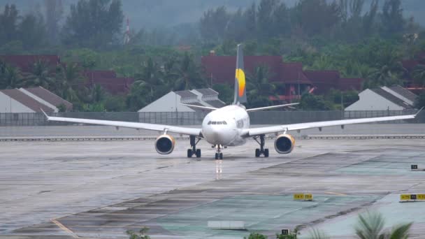 Flygplan på Phukets flygplats — Stockvideo
