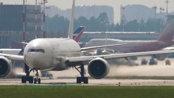 Boeing 777 no aeródromo, neblina — Vídeo de Stock