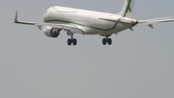 Embraer Lineage of Air X Charter прибывает — стоковое видео