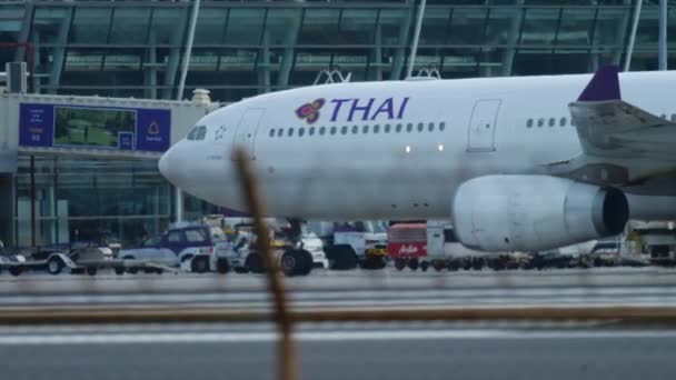 Thajské aerolinie taxíky do terminálu — Stock video