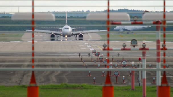 Brzdění letadla po přistání, výhled zepředu — Stock video