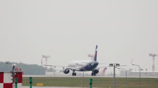 Avião Aeroflot na pista, iniciar — Vídeo de Stock