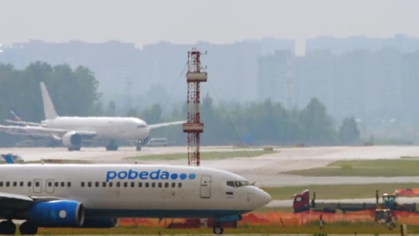 Boeing Pobeda едет вдоль рулежной дорожки — стоковое видео