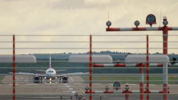 Hamowanie samolotem na pasie startowym — Wideo stockowe