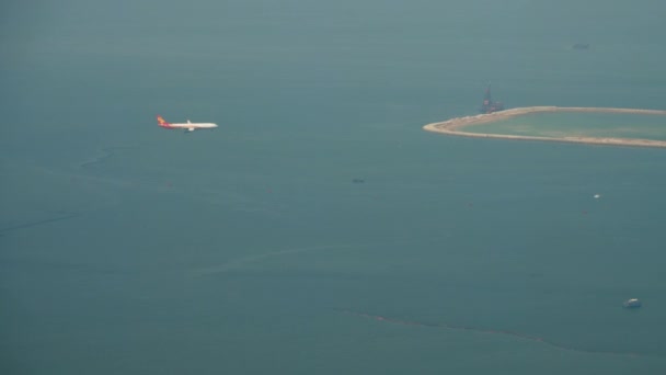 Hong Kong Airlines przelatuje nad morzem — Wideo stockowe