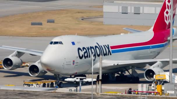 CargoLux Boeing 747 на парковці — стокове відео