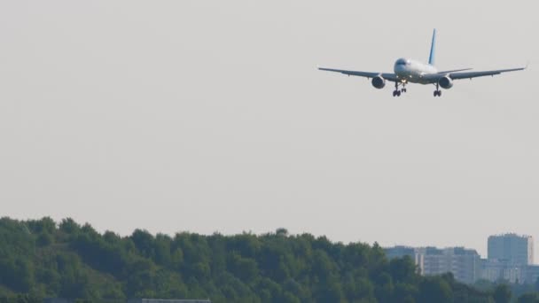 Aviastar-TU Cai Niao Livery landing — Stock video