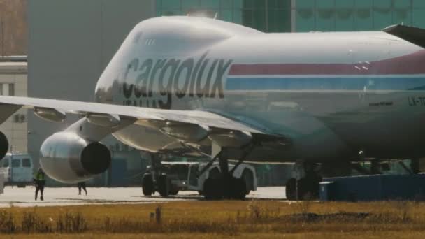 Air tow menarik kargo Boeing 747 — Stok Video