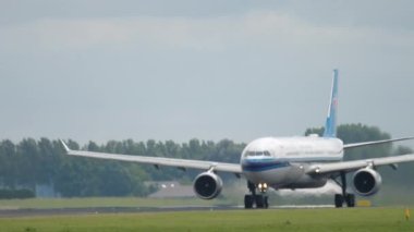 China Southern Havayolları kalkıyor.