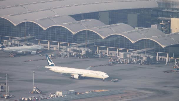 Cathay Pacific havaalanında. — Stok video
