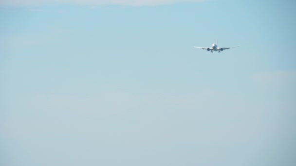Avion de ligne dans le ciel, plan long — Video