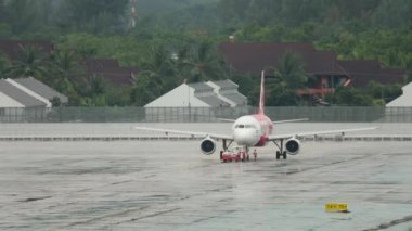 Hava sahasındaki uçak yağmurda