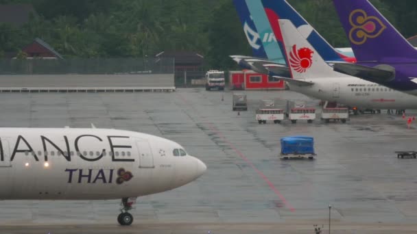 Airbus Thai Airways auf dem Flugplatz — Stockvideo