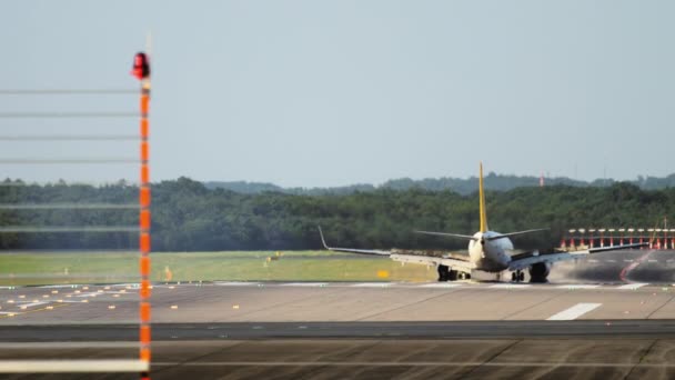 Frenado de avión, pista — Vídeo de stock