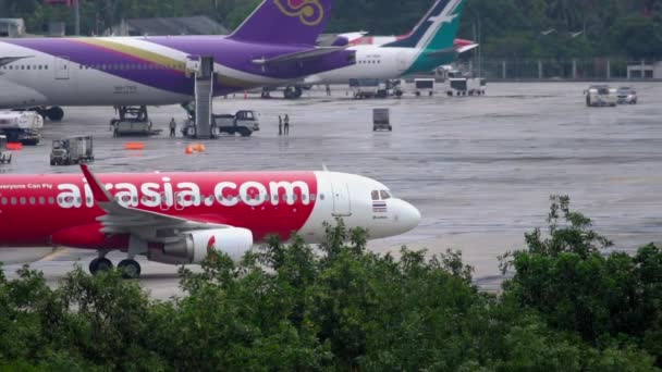 Самолет AirAsia сел в аэропорту Пхукета — стоковое видео