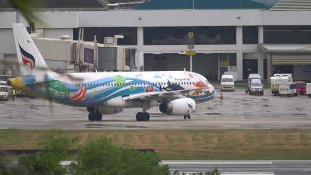 Bangkok Airways circulando en la terminal — Vídeos de Stock