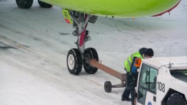 Bir kış günü havaalanında çalışanlar
