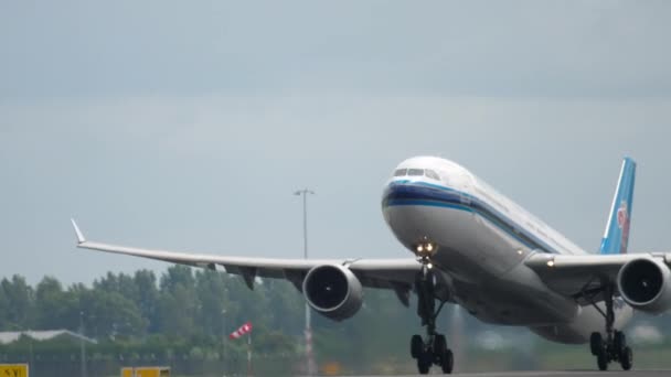 Plane of China Southern take off — Stock Video