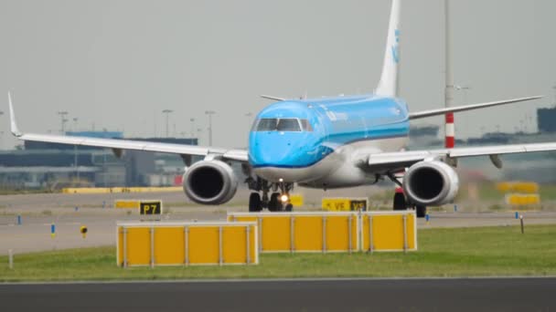 Avião de passageiros na pista . — Vídeo de Stock