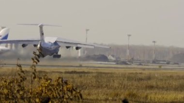 Ağır askeri nakliye uçakları kalkıyor.