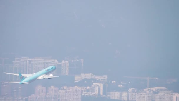 Korean Air Boeing 777 climb — Stock Video
